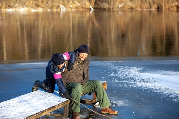 Papa et sa fille jouent sur la glace