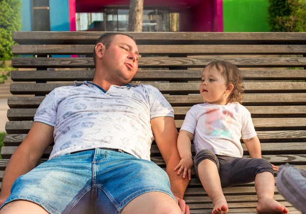 Papa et sa fille Le père joue avec sa fille