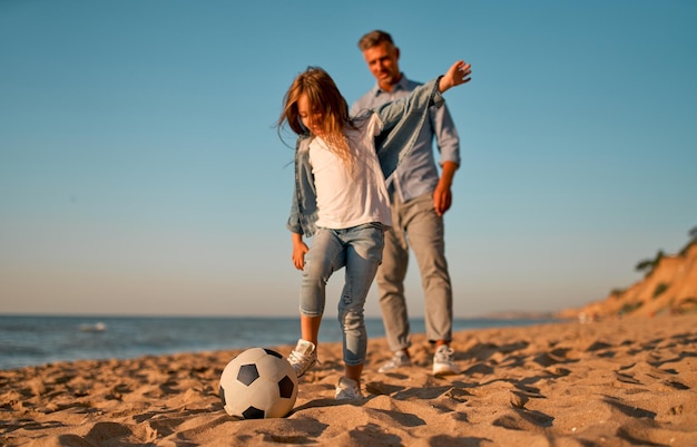 Papa avec sa fille sur la plage