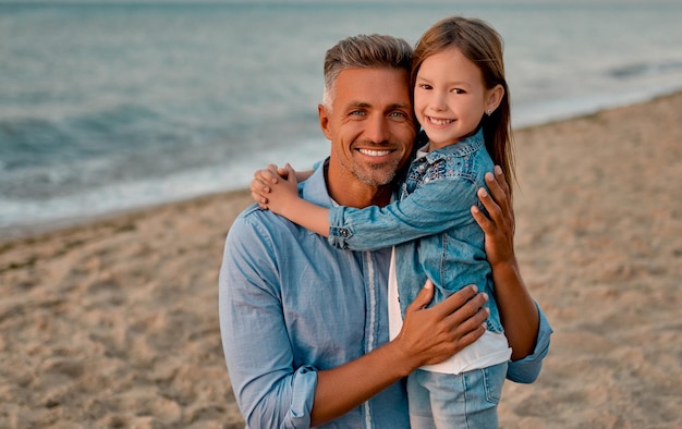 Papa avec sa fille sur la plage