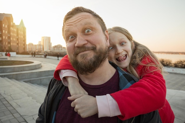 Papa et sa fille en promenade