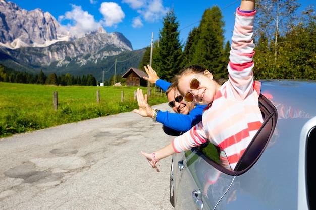 Papa et sa fille regardant la voiture