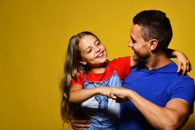 Papa et sa fille se battent les poings d'accord