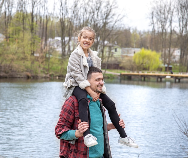 Papa et sa petite fille dans les bois pour une promenade au bord de la rivière.