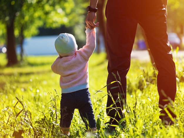 Papa et sa petite fille dans le parc un jour d'été