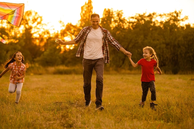 Papa avec sa petite fille a laissé un cerf-volant dans un champ