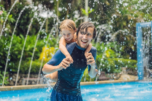 Papa et son fils s'amusent dans la piscine