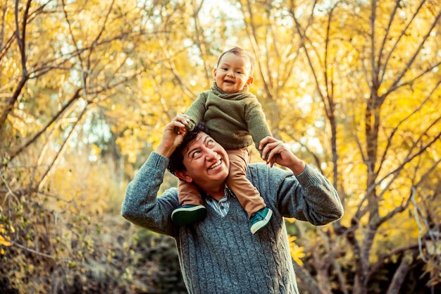 Papa avec son petit fils dans le parc