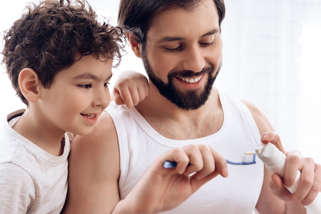 Papa te montre comment presser la pâte.