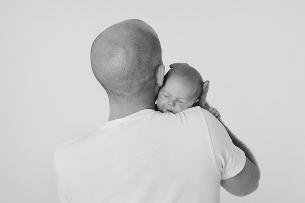 Papa Tient Le Bébé Dans Ses Bras.