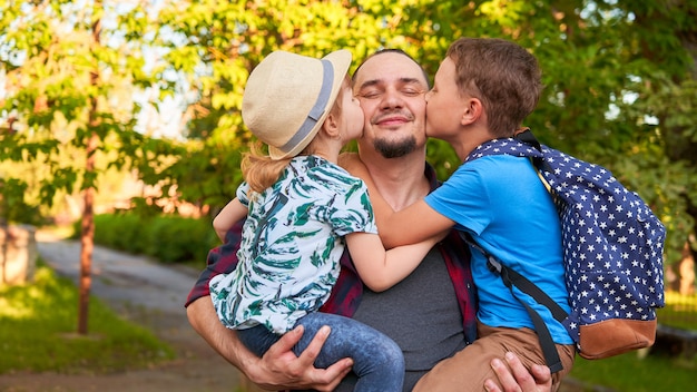 Papa tient des enfants dans ses bras