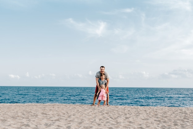 Papa en vacances avec des enfants en mer