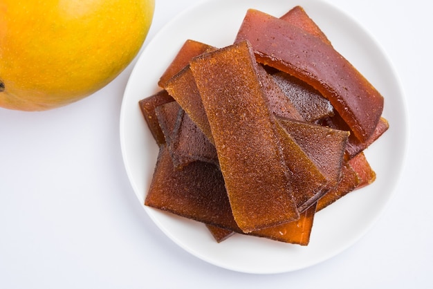 Papad Aam séché au soleil ou cuir de fruit indien fabriqué à partir de pulpe de mangue mélangée à une solution de sucre concentré. Mise au point sélective