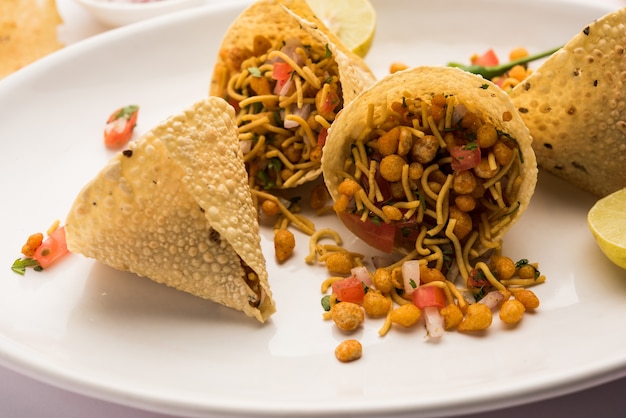 Papad coneÃ‚Â chaat ou chat est une collation facile mais saine et croustillante à l'heure du thé de l'Inde