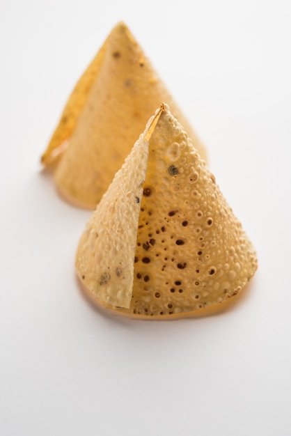 Papad Cônes ou Papadum en forme de cône, plat d'accompagnement traditionnel indien