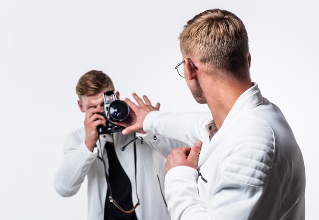 Paparazzi photographe données privées jumeaux frère en blanc photographier la beauté et la mode