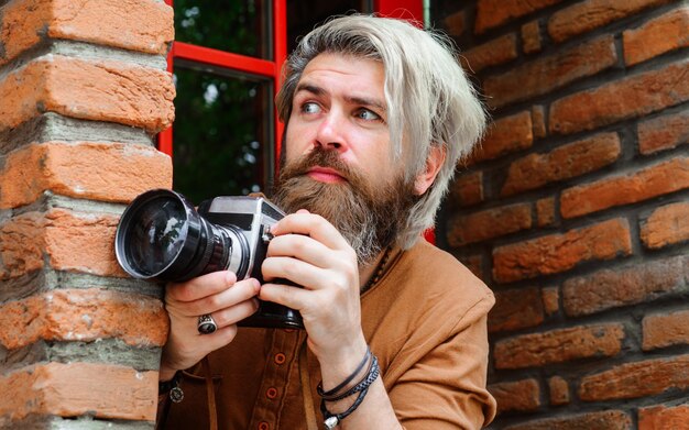 Paparazzi prenant une photo avec photocamera homme barbu avec appareil photo photojournaliste détective