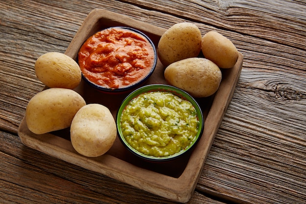 Photo papas al mojo pommes de terre ridées des îles canaries