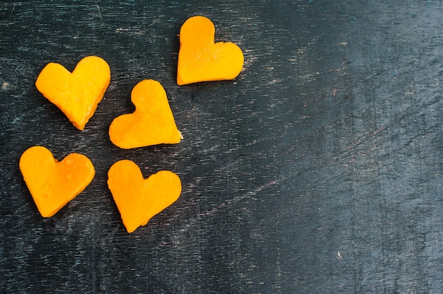 Papaye coupe la forme du cœur. smoothies. La structure plate couchée. concept d'amour. La Saint-Valentin