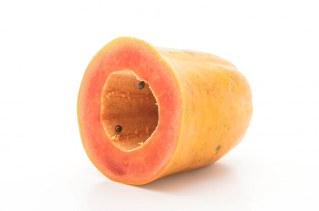 Photo papaye fraîche sur blanc