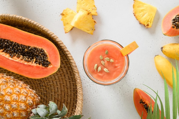 Papaye lassi en verre sur fond gris