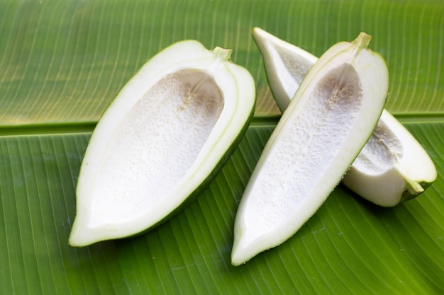 Papaye verte sur feuille de bananier