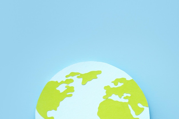 Papercut hémisphère du globe avec des continents sur fond bleu concept de jour de la terre