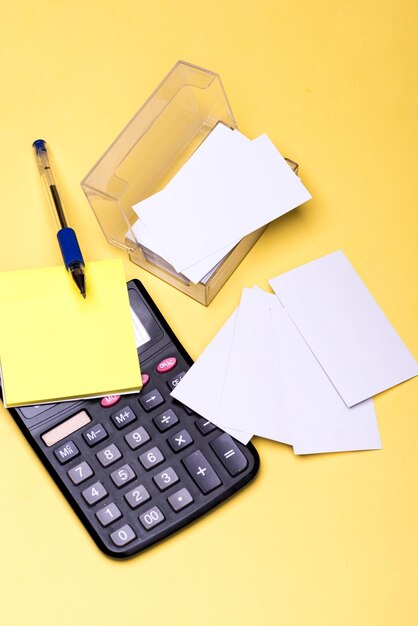 Photo papeterie et calculatrice papiers à notes jaunes calculatrice et cartes