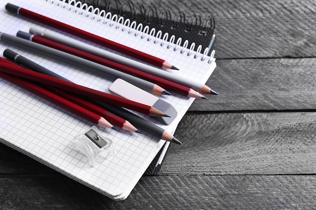 Photo papeterie avec des crayons rouges sur la table en bois libre