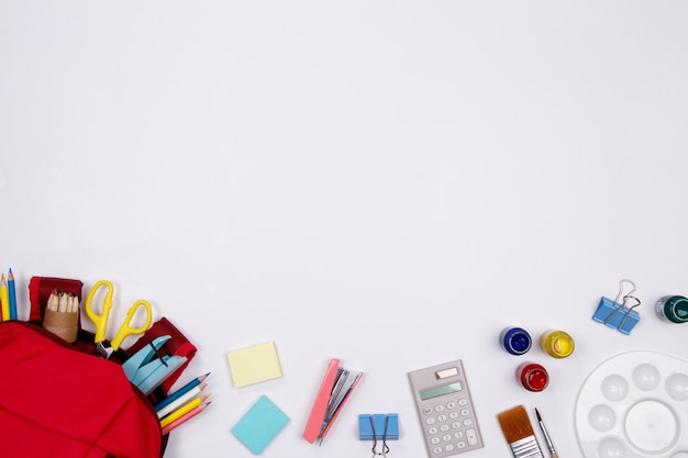 Papeterie et fournitures de bureau sur fond blanc