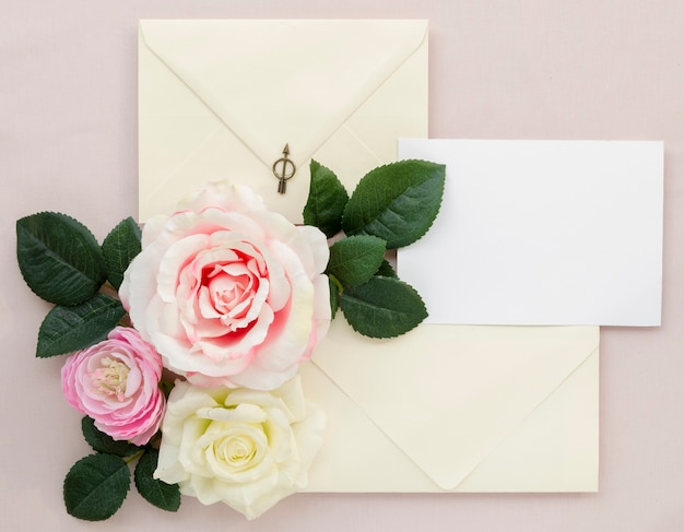 Photo papeterie de mariage avec de belles roses