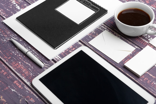 Papeterie de marque sur le bureau violet.