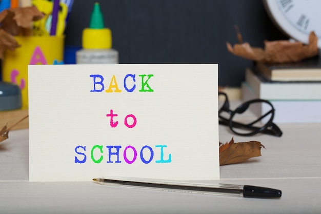 La papeterie de la rentrée est sur la table. Fond de tableau. Retour à l'école