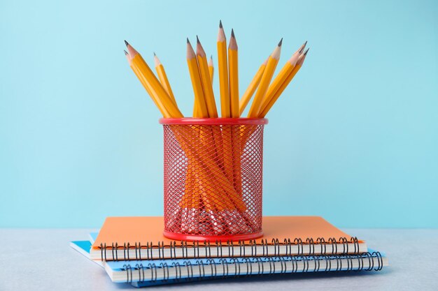 Papeterie scolaire différente sur table sur fond bleu clair