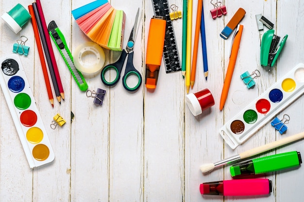 Papeterie scolaire ou fournitures de bureau sur un mur en bois