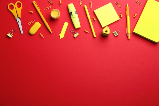 Papeterie scolaire jaune sur fond rouge mise à plat Espace pour le texte