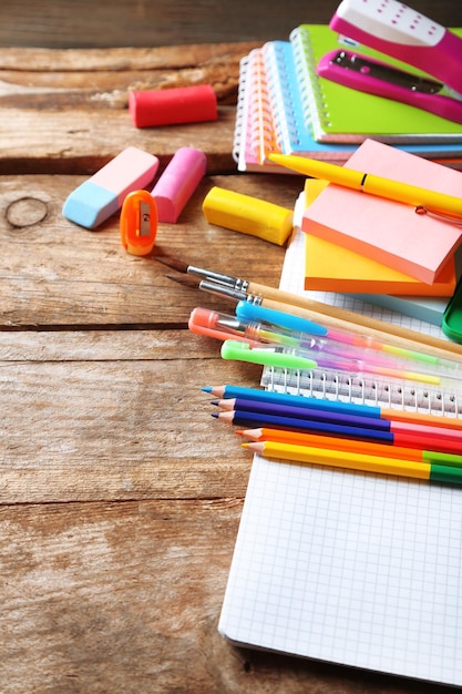 Papeterie scolaire lumineuse sur une vieille table en bois