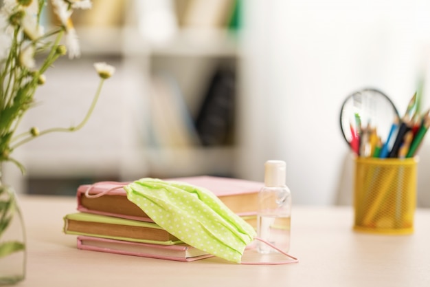 Papeterie scolaire avec masque et gel désinfectant pour les mains