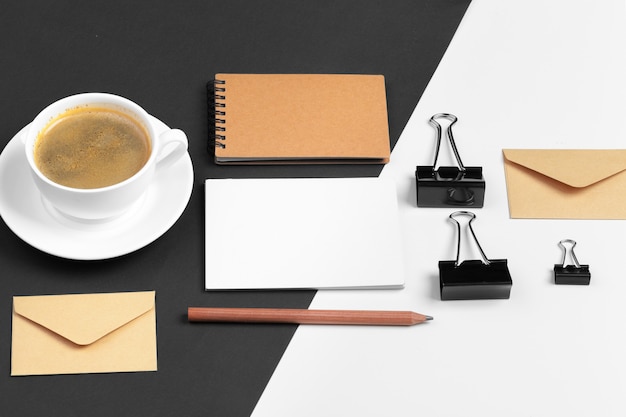 papeterie de style hipster moderne avec divers articles en papier, fournitures de bureau