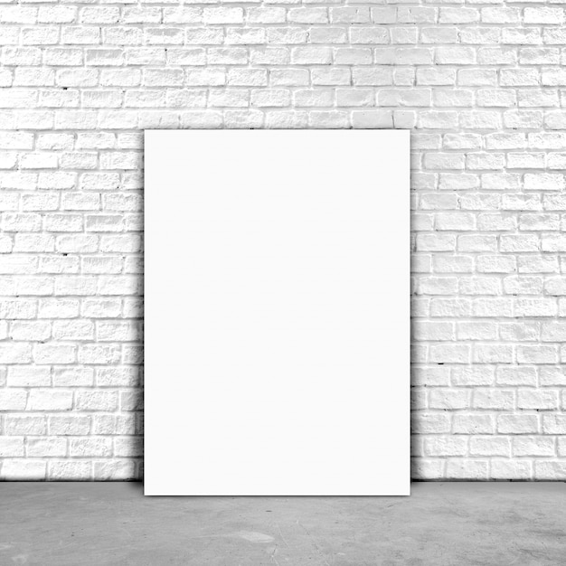 Papier affiche vide debout à côté d'un mur de briques blanches