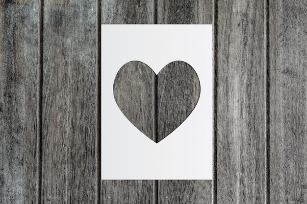 Papier art coeur et espace pour texte sur fond en bois