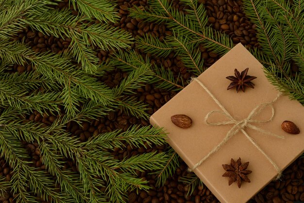 Papier artisanal Boîte cadeau Branches d'un arbre de Noël sur le fond de la texture des grains de café