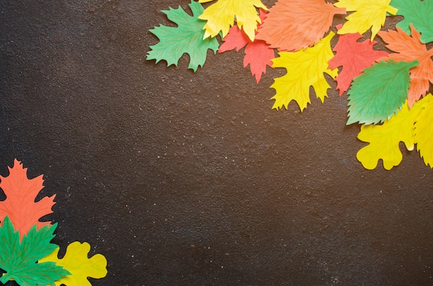 Papier artisanal, feuilles d'automne rouges et jaunes.