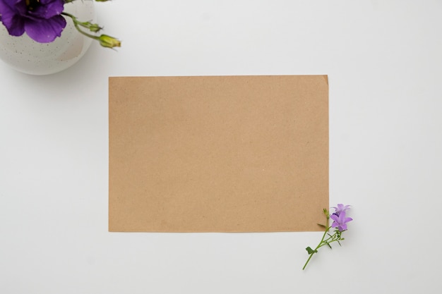 Papier d'artisanat et fleurs violettes avec un espace pour le texte