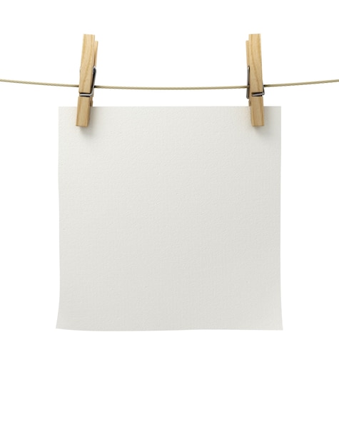 Papier blanc attaché à une corde avec des pinces à linge