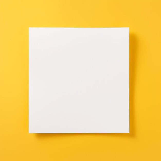 un papier blanc carré sur un fond jaune