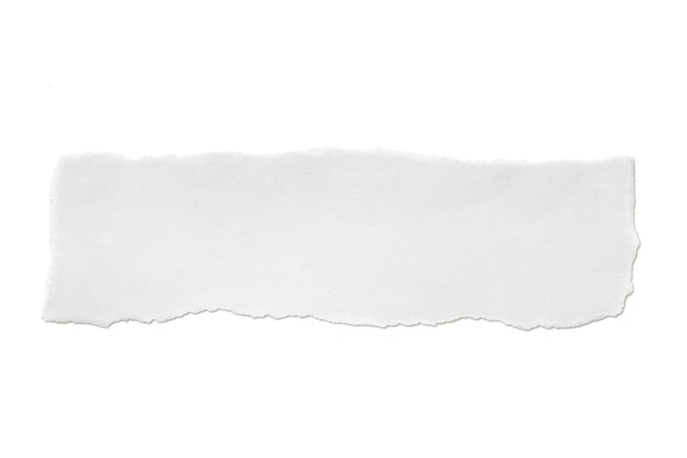 Papier blanc déchiré sur fond blanc