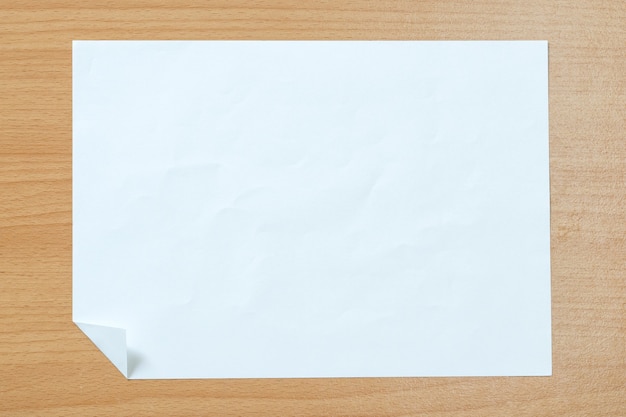 Papier blanc isolé sur un plancher en bois