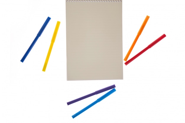 Papier blanc et stylos colorés