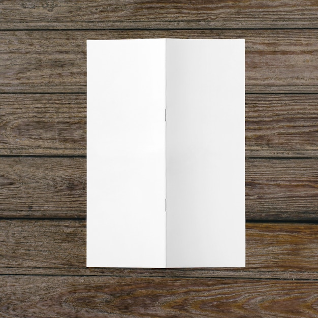 Photo papier blanc vierge isolé sur bois